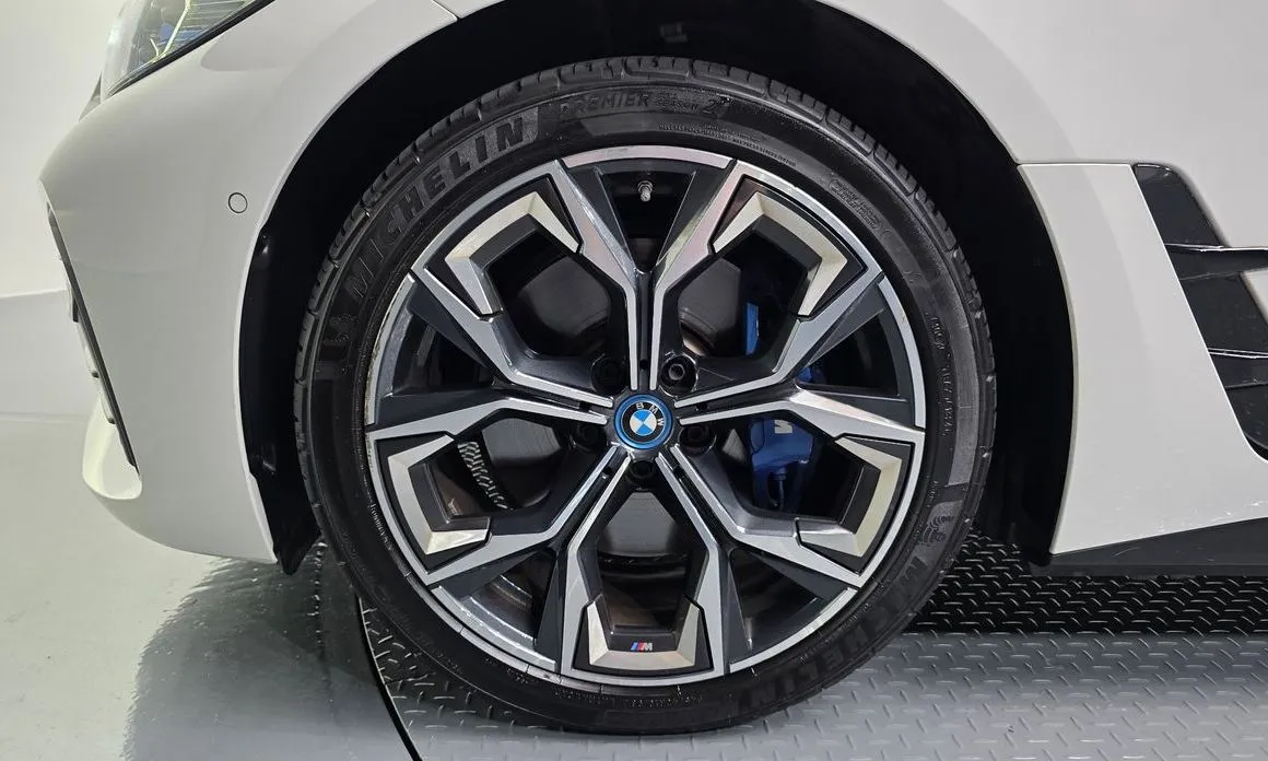 BMW i4 — фото 9
