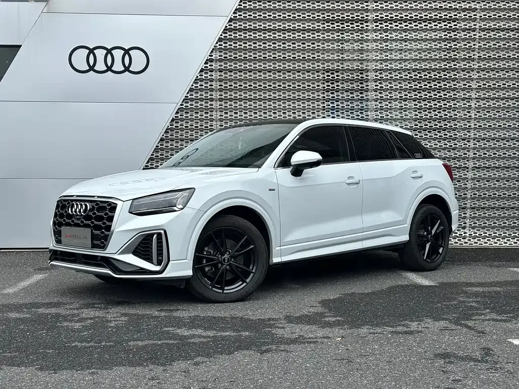 Audi Q2L — фото 1