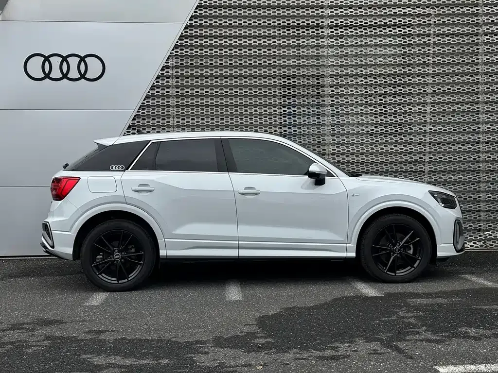 Audi Q2L — фото 9