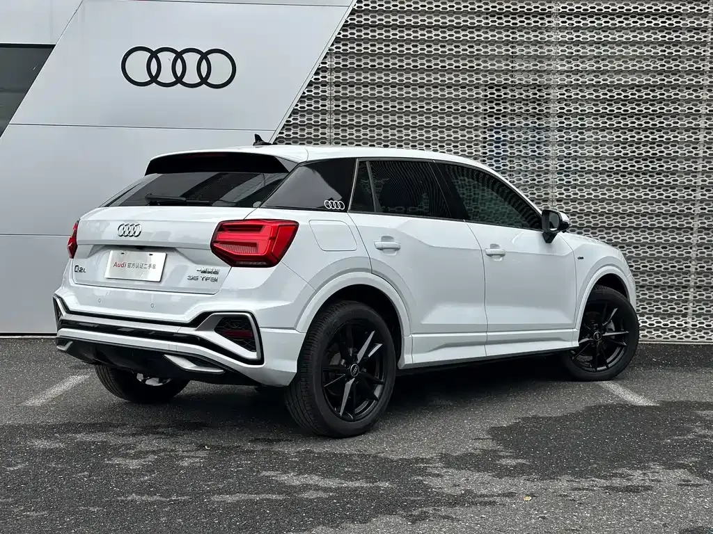 Audi Q2L — фото 6