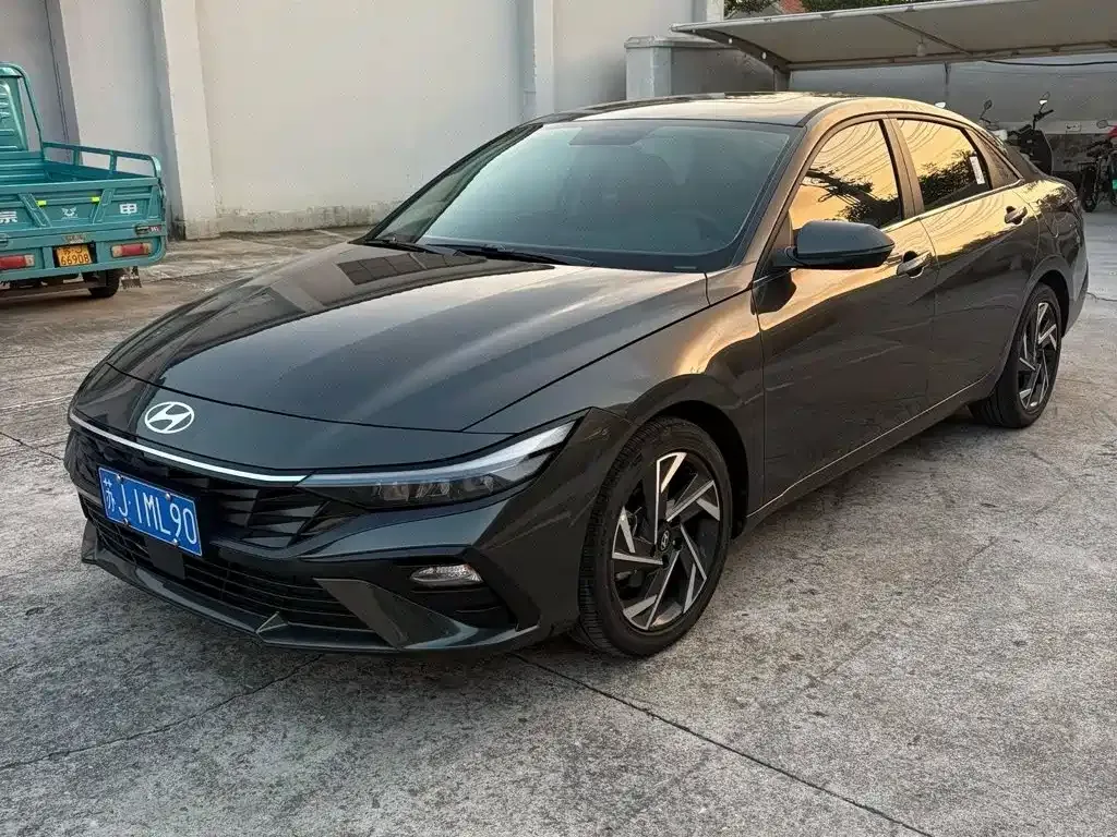 Hyundai Elantra — фото 1