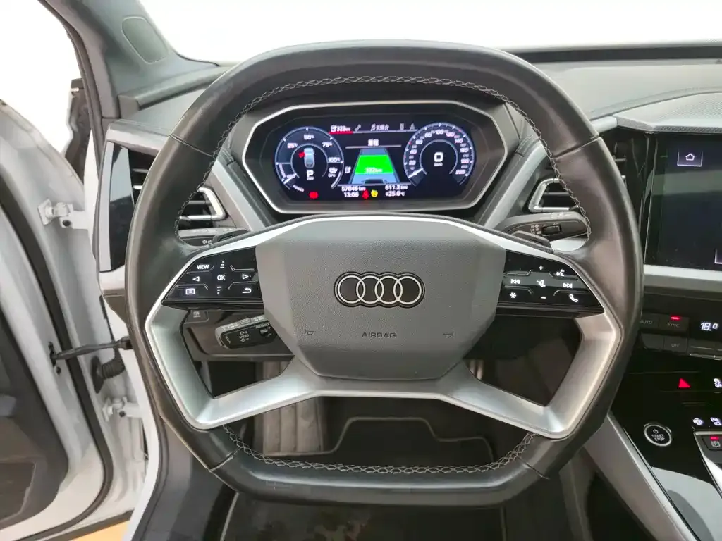 Audi Q4 e-tron — фото 10