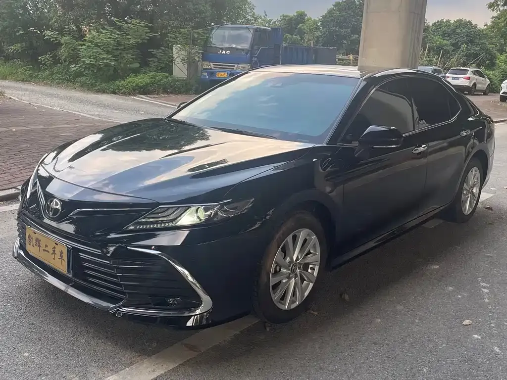 Toyota Camry — фото 1