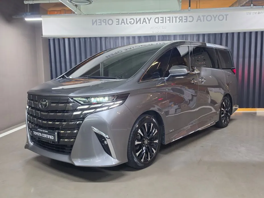 Toyota Alphard — фото 1