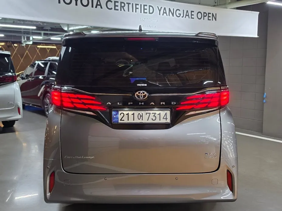 Toyota Alphard — фото 6