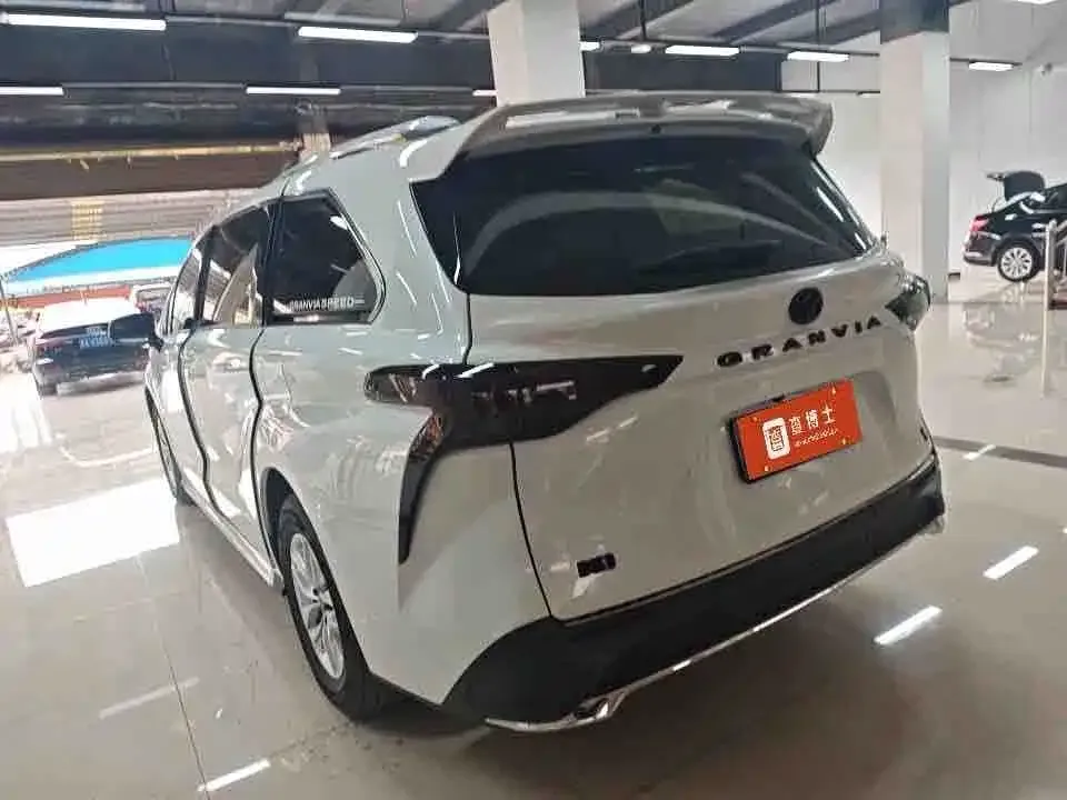 Toyota Granvia — фото 2