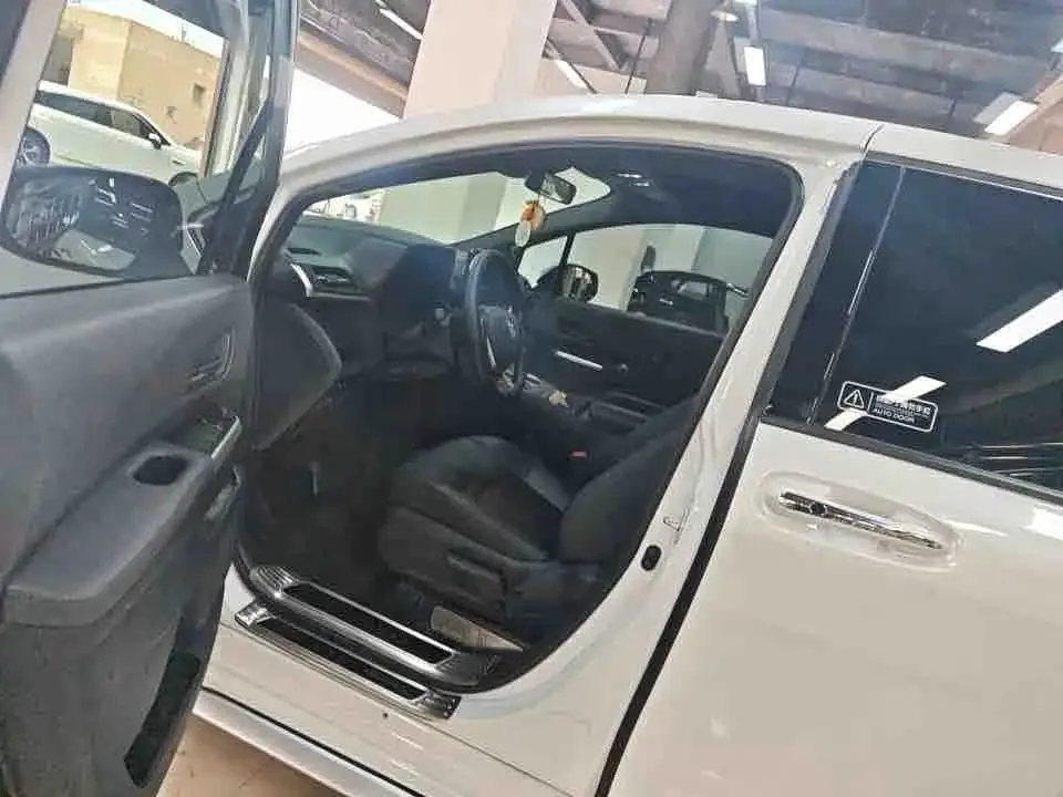 Toyota Granvia — фото 4