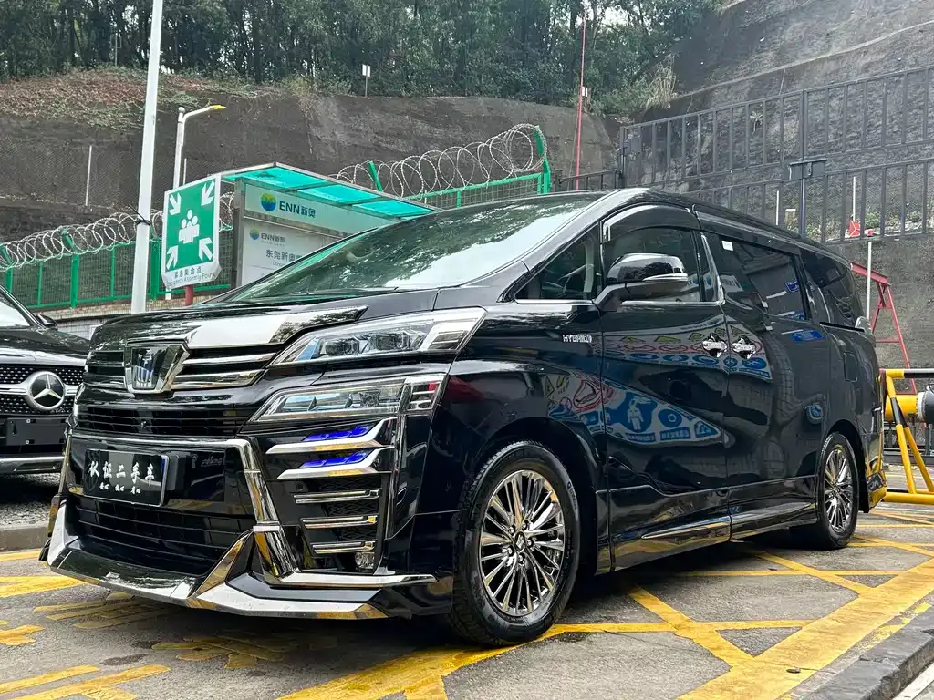 Toyota Vellfire — фото 1