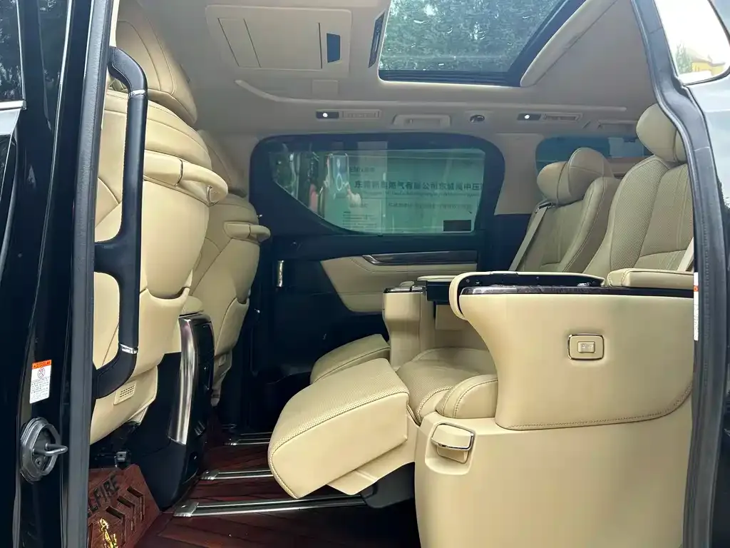 Toyota Vellfire — фото 3