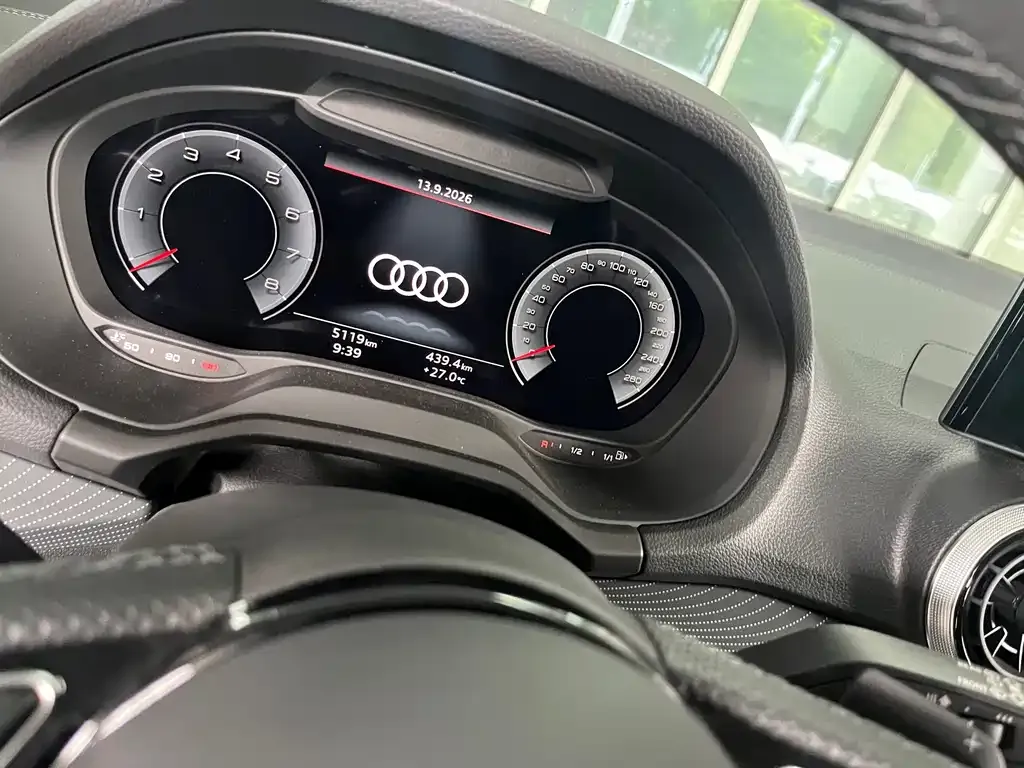 Audi Q2L — фото 10