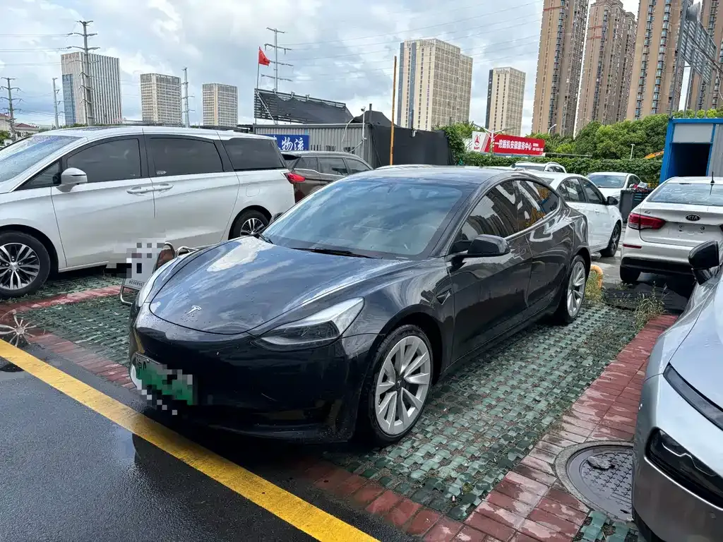 Tesla Model 3 — фото 1