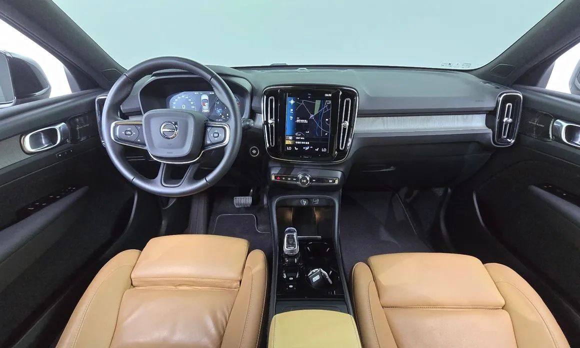 Volvo XC40 — фото 10
