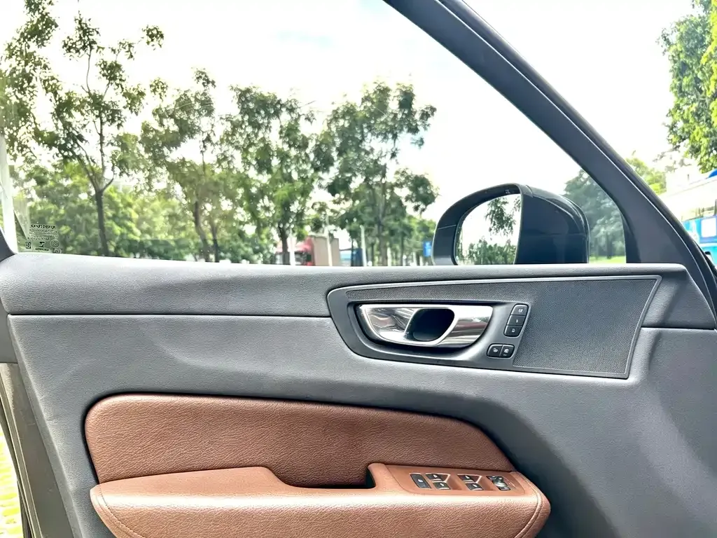Volvo XC60 — фото 6