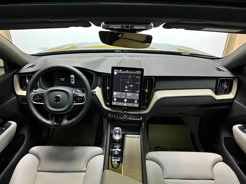 Volvo XC60 — фото 2