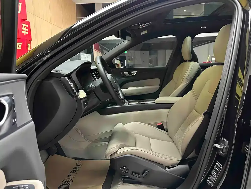 Volvo XC60 — фото 10