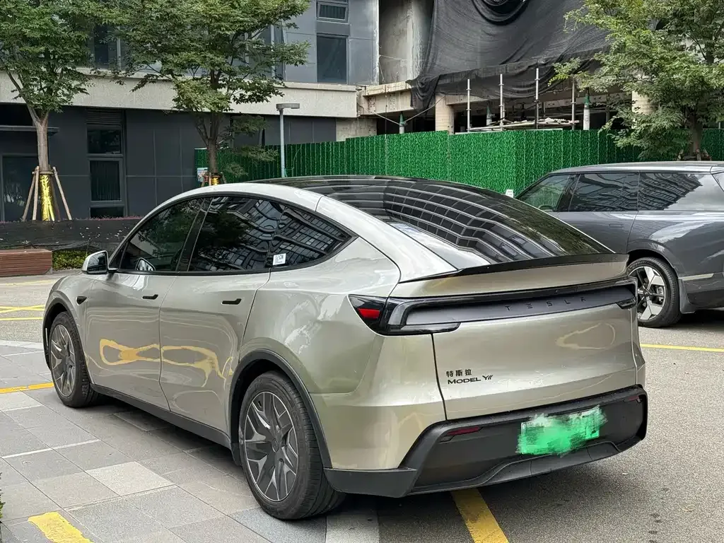 Tesla Model Y L — фото 7