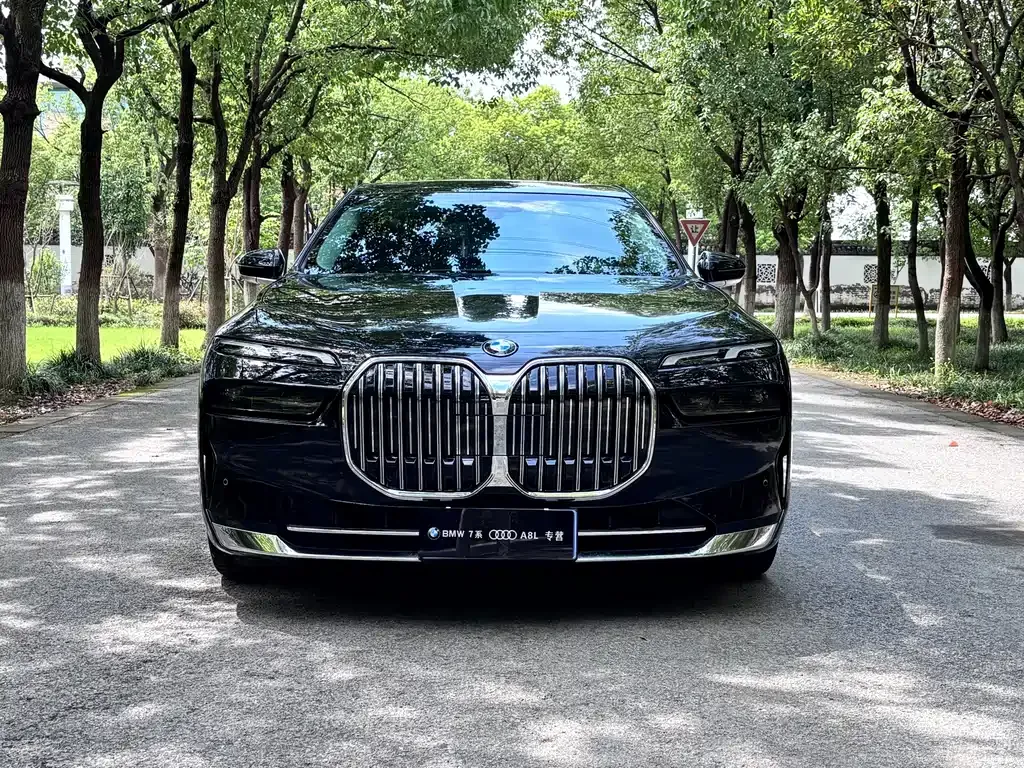 BMW 7 Series — фото 1