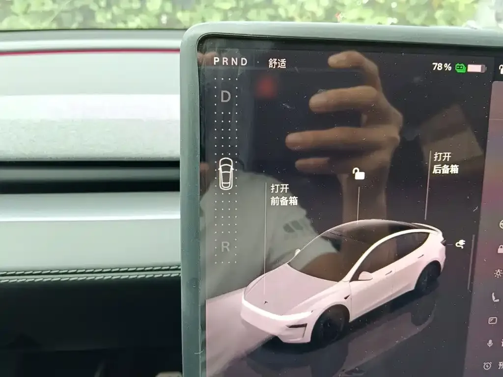 Tesla Model Y — фото 10