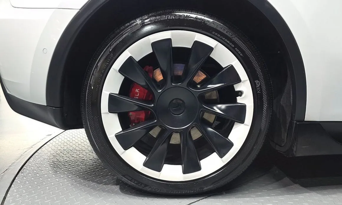 Tesla Model Y — фото 8