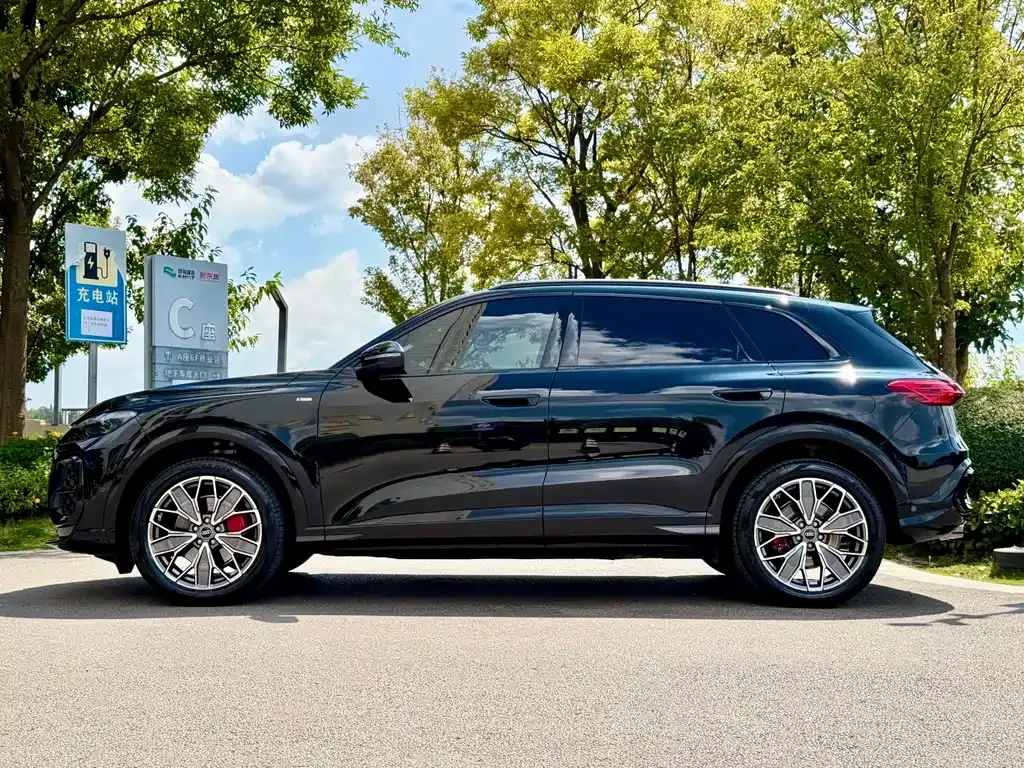 Audi Q5L — фото 10