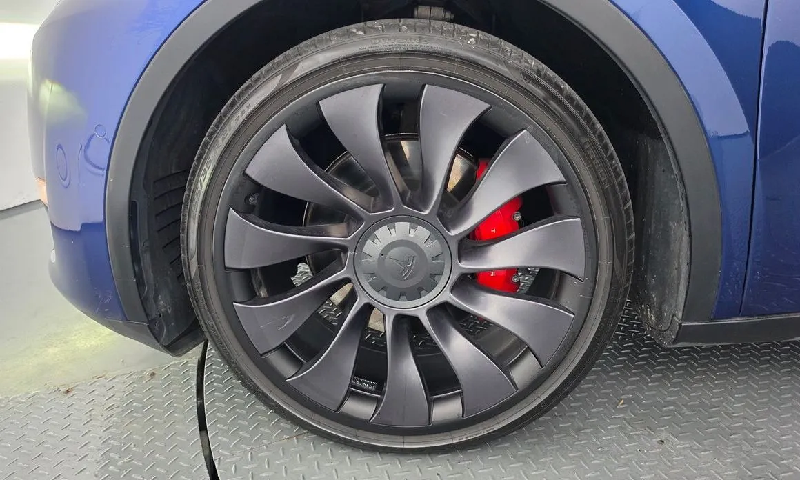 Tesla Model Y — фото 9