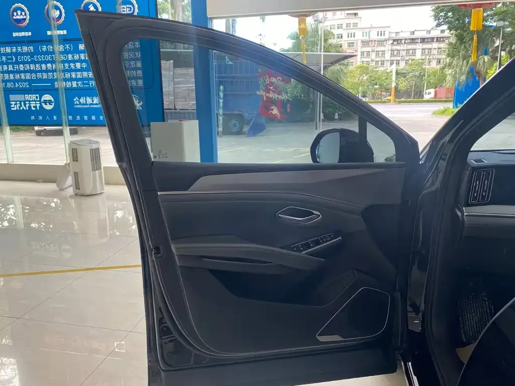 BYD L DM-i — фото 4