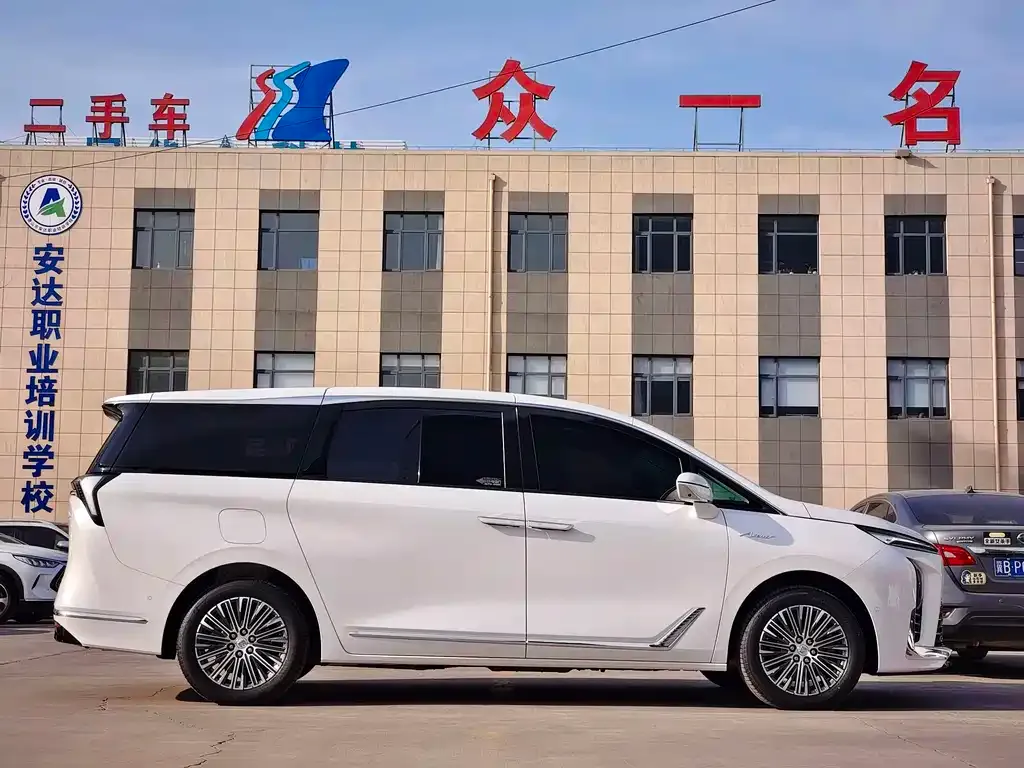 Buick GL8 Hybrid — фото 2