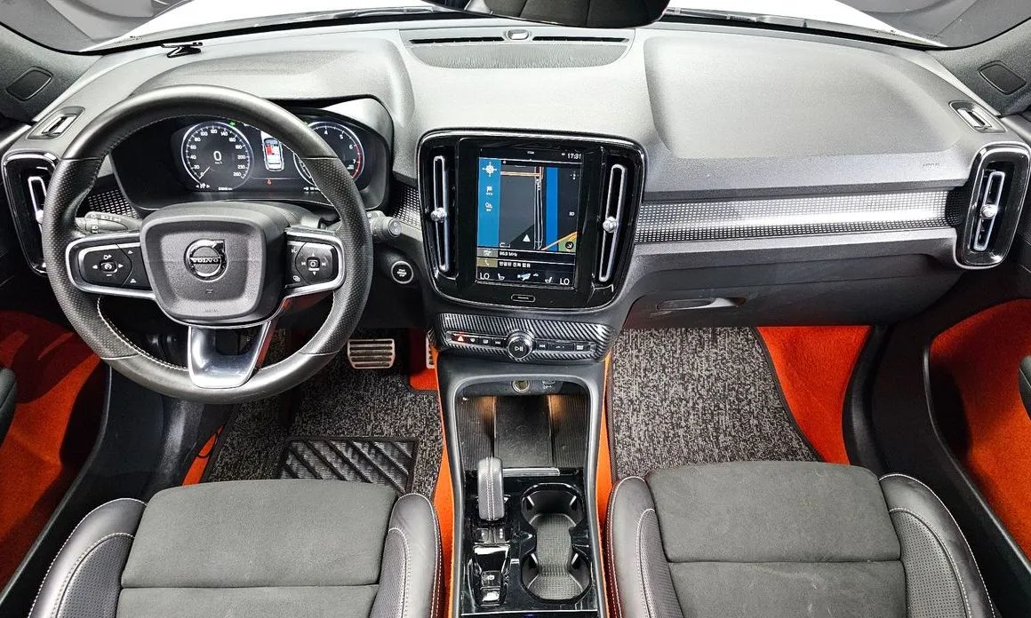 Volvo XC40 — фото 10