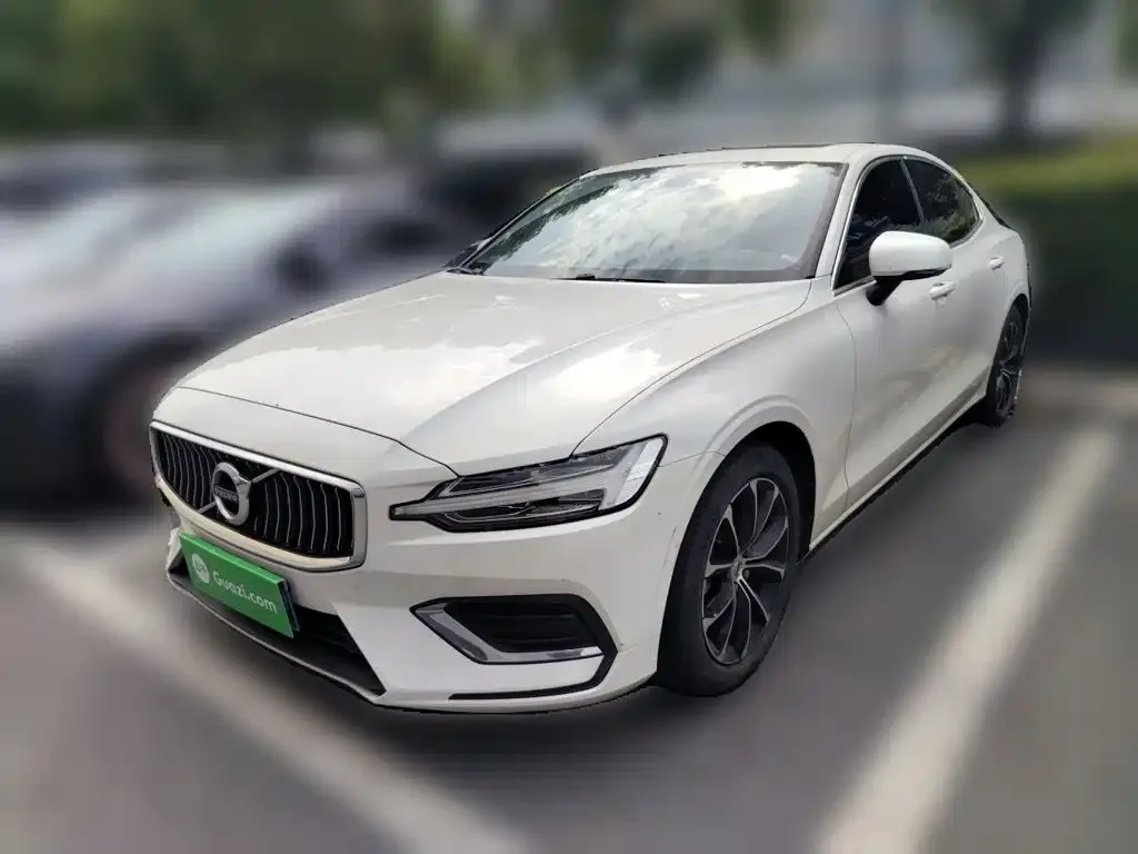 Volvo S60 — фото 1