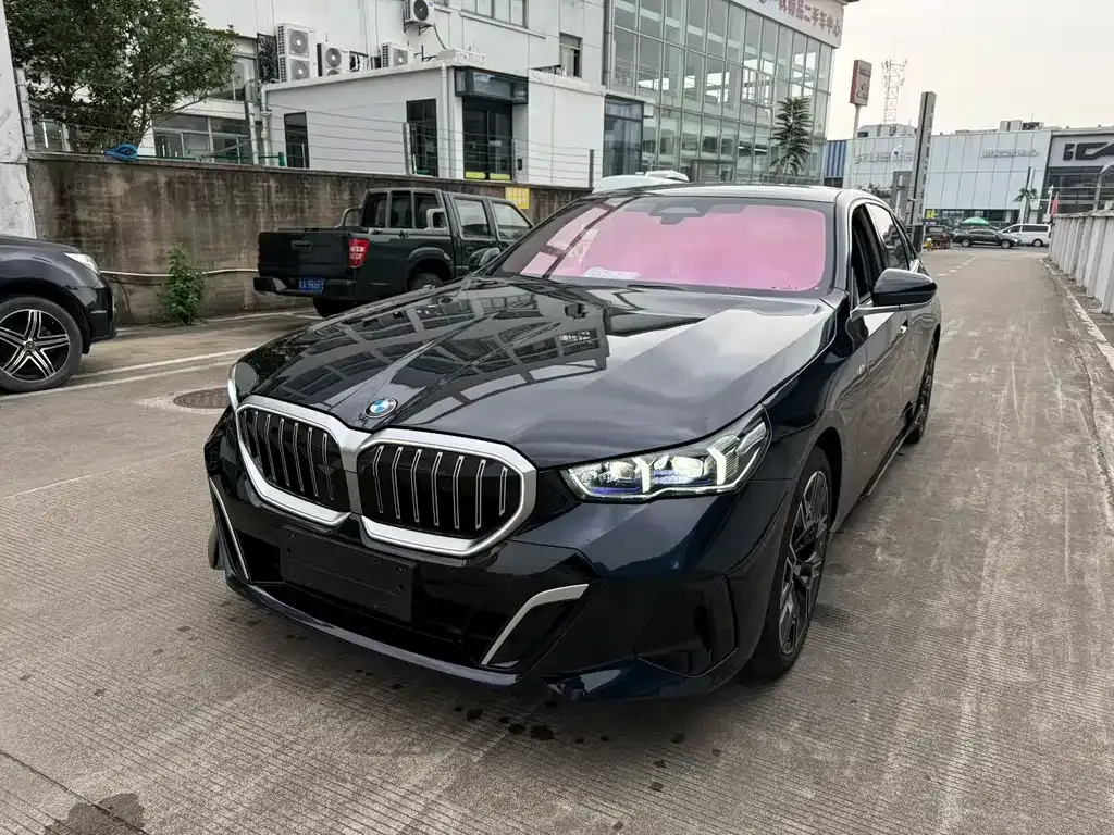 BMW 5 Series — фото 1