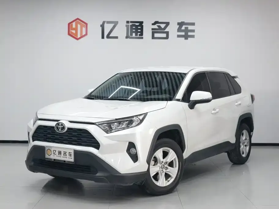 Toyota RAV4 — фото 1