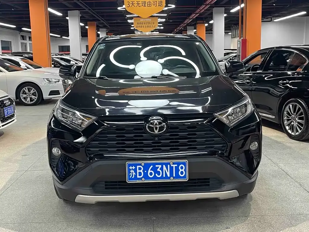 Toyota RAV4 — фото 1