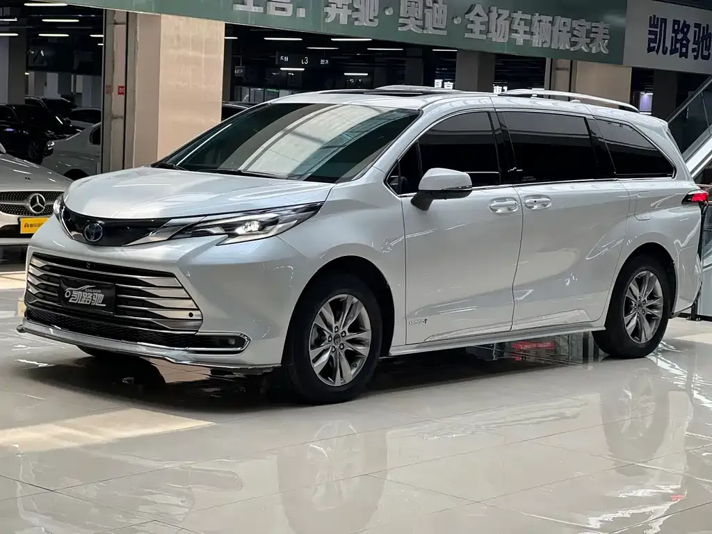 Toyota Sienna — фото 1
