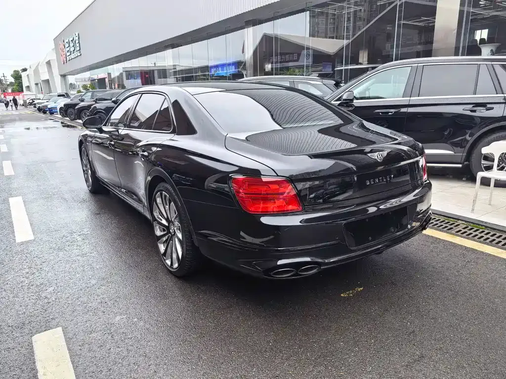 Bentley Flying Spur — фото 9