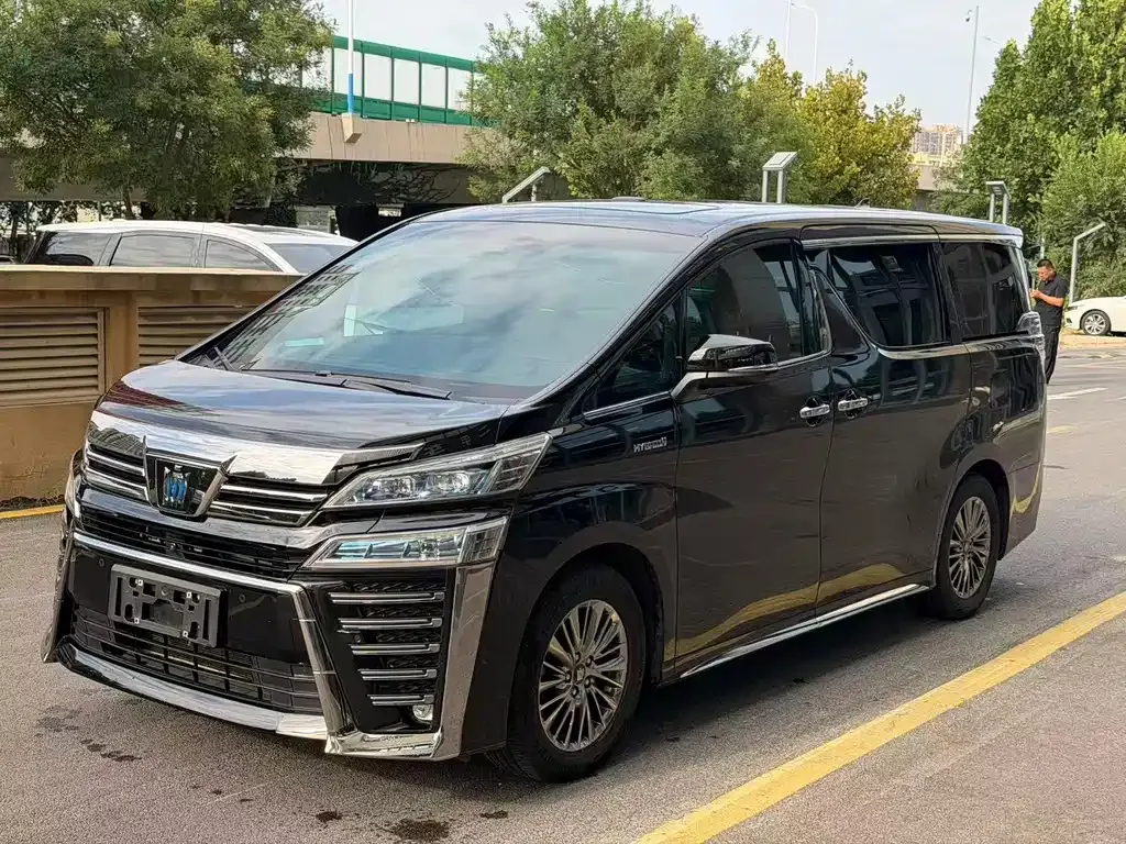 Toyota Vellfire — фото 1