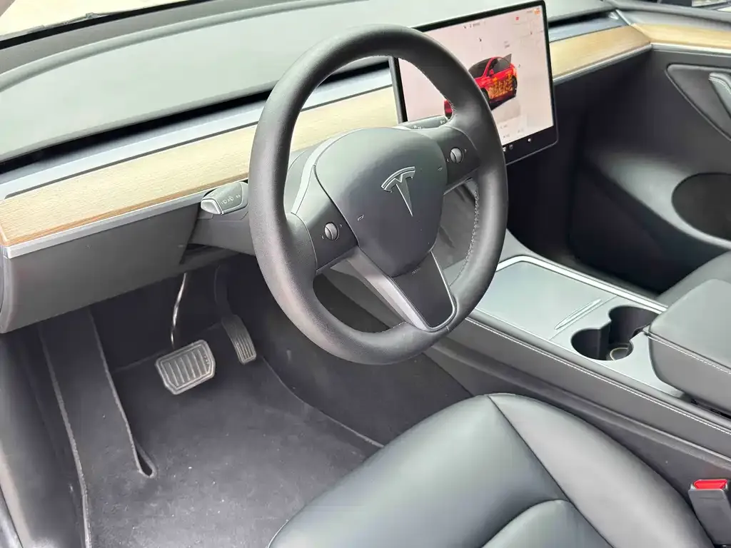Tesla Model Y — фото 4