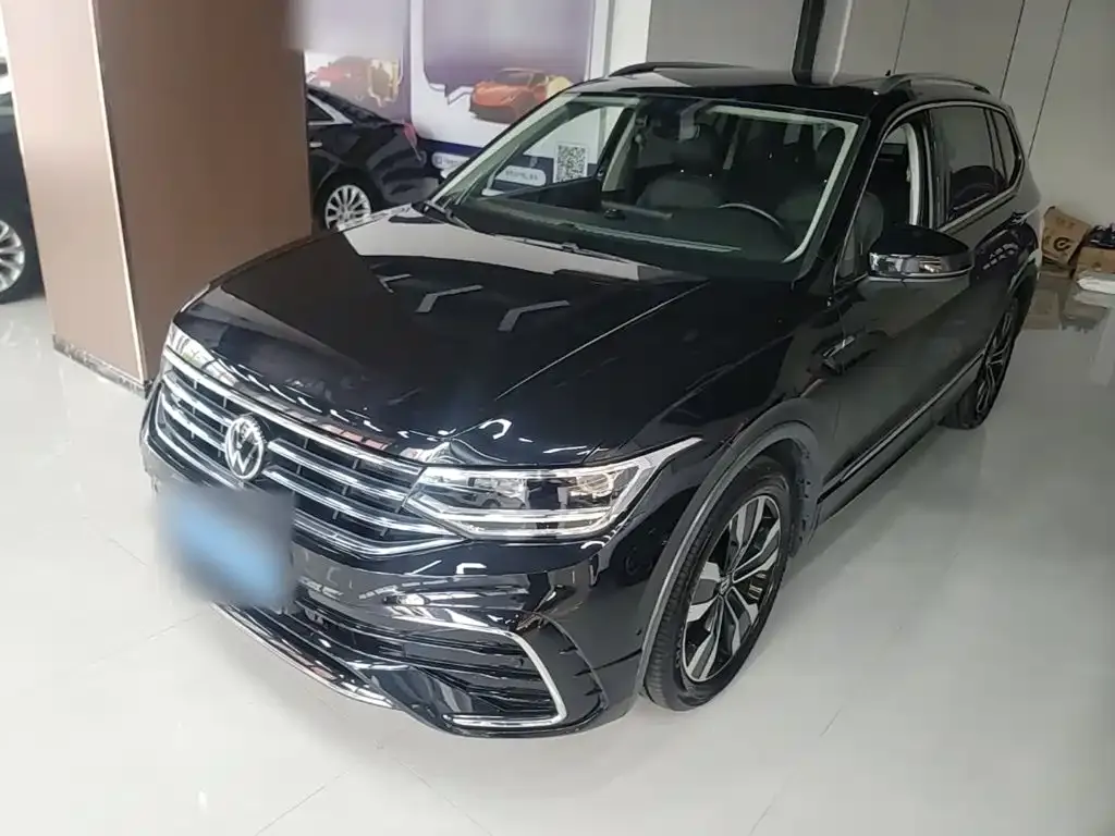 Volkswagen Tiguan L — фото 1