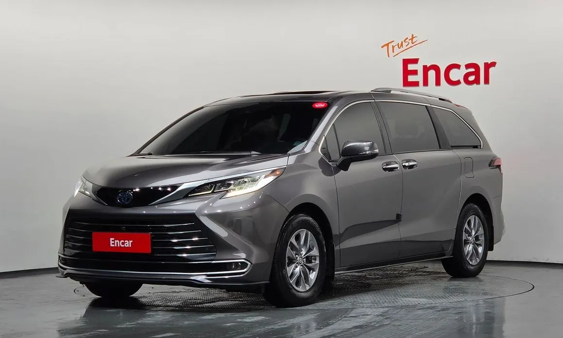 Toyota Sienna — фото 1