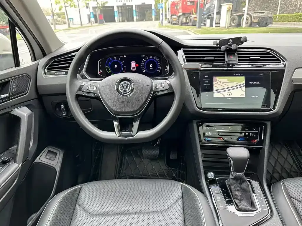 Volkswagen Tiguan L PHEV — фото 10
