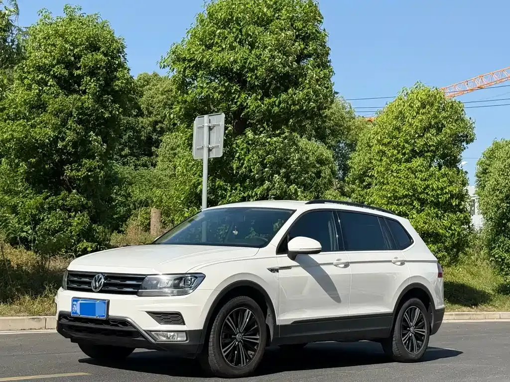 Volkswagen Tiguan L — фото 1
