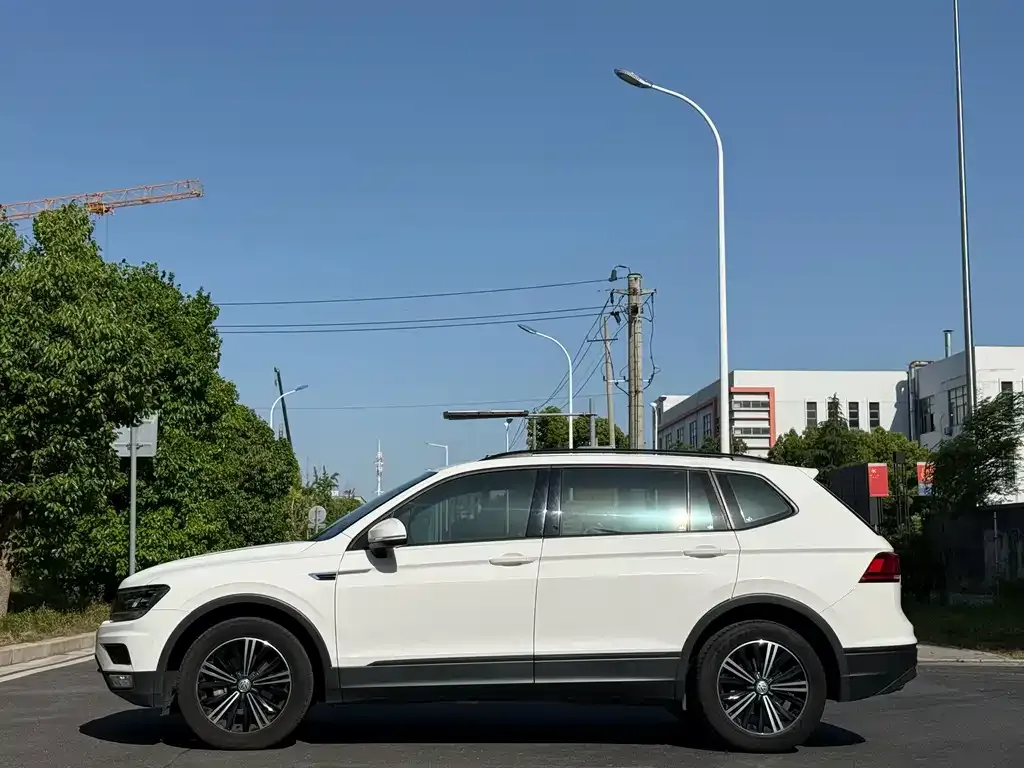 Volkswagen Tiguan L — фото 9