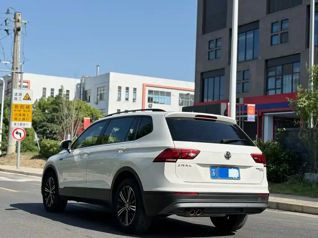 Volkswagen Tiguan L — фото 10