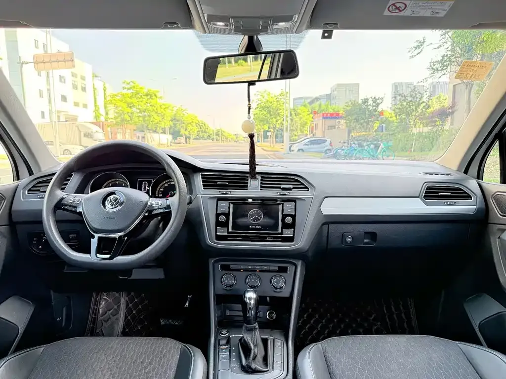 Volkswagen Tiguan L — фото 2