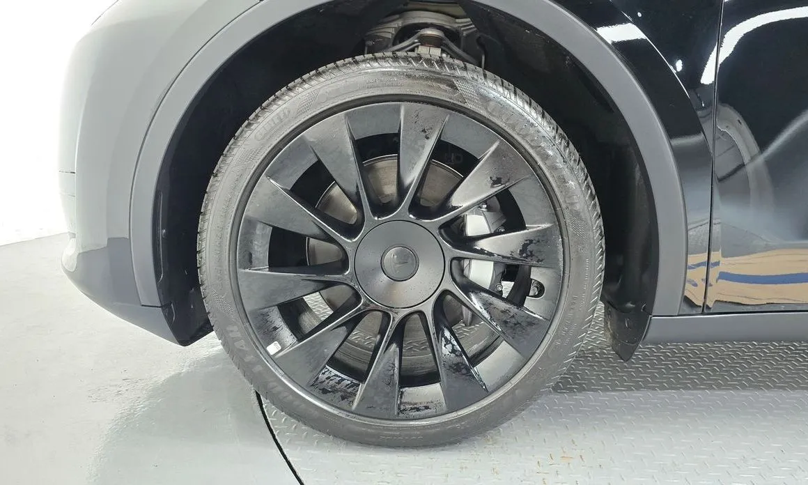 Tesla Model Y — фото 10