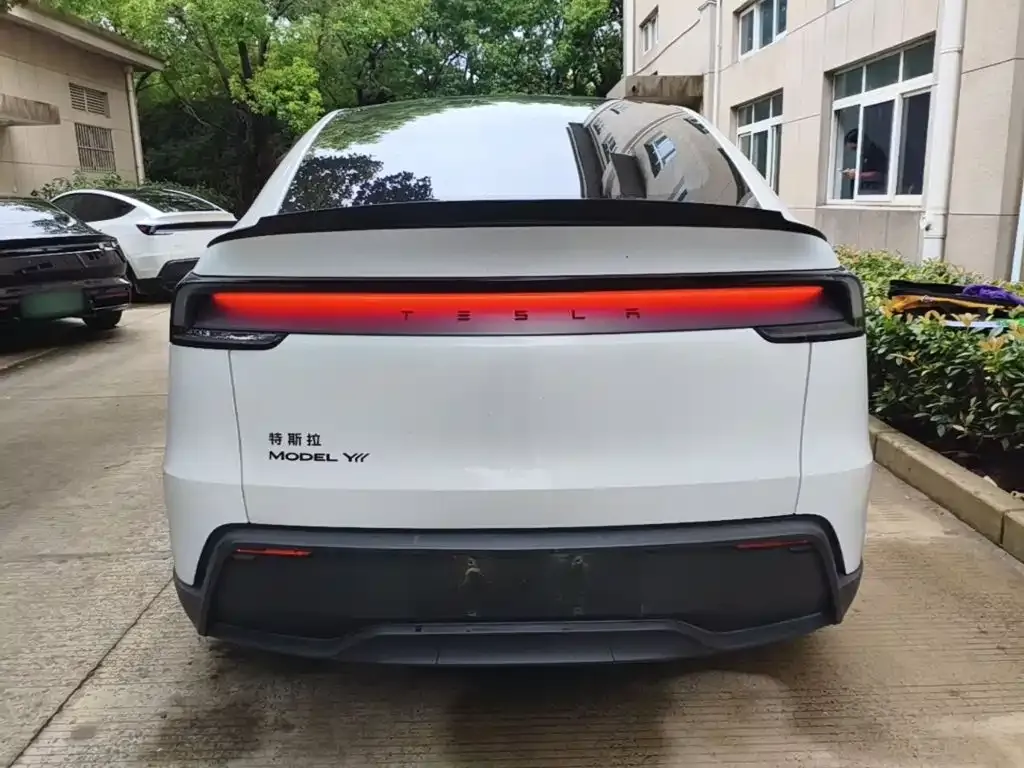 Tesla Model Y L — фото 7