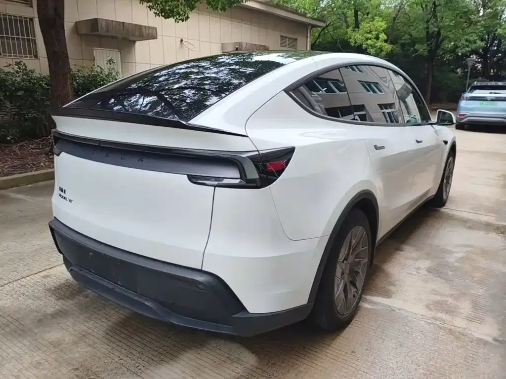 Tesla Model Y L — фото 8
