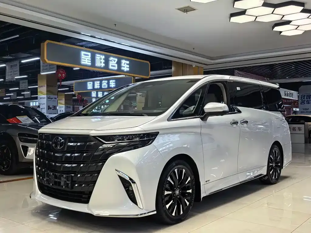 Toyota Alphard — фото 1