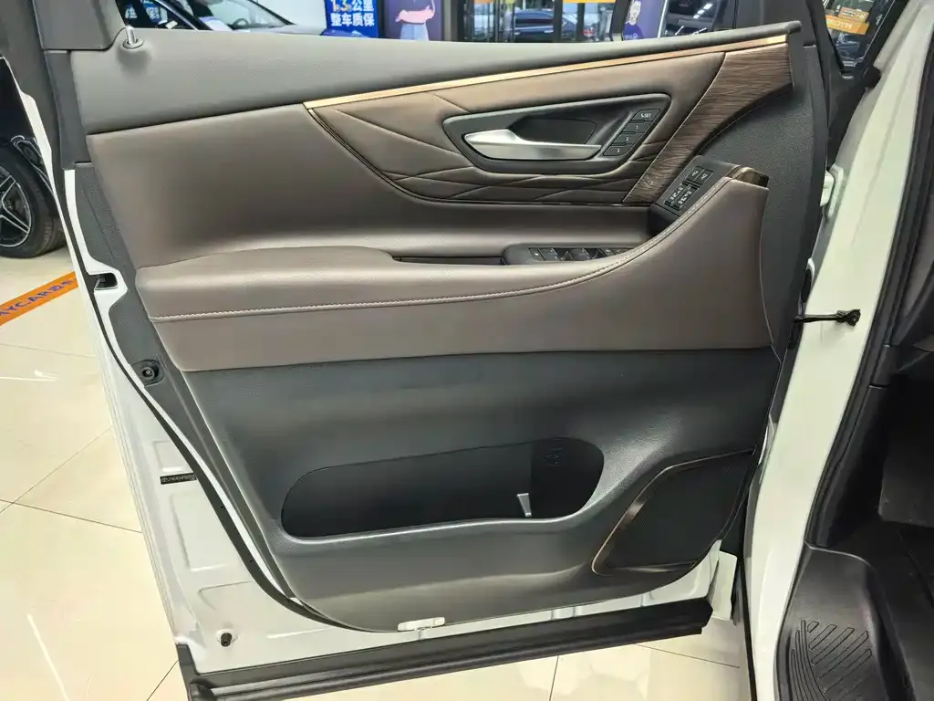 Toyota Alphard — фото 7