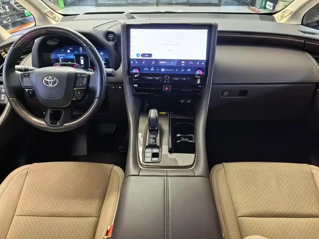 Toyota Alphard — фото 9