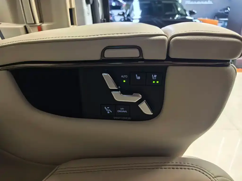 Toyota Alphard — фото 2